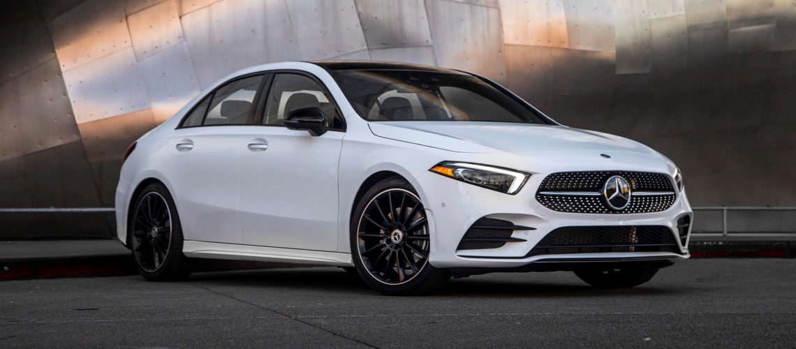 A 220 polarweiß, MB-Tex schwarz und digital weiß (A-Klasse Limousine für den US Markt) 

A 220 polar white, MB-Tex in black and digital white (A-Class Sedan for the US Market)